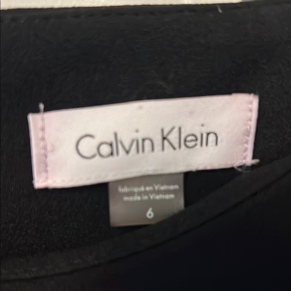 Elegant Black Dress with Flared Sleeves - Picture 2 of 4